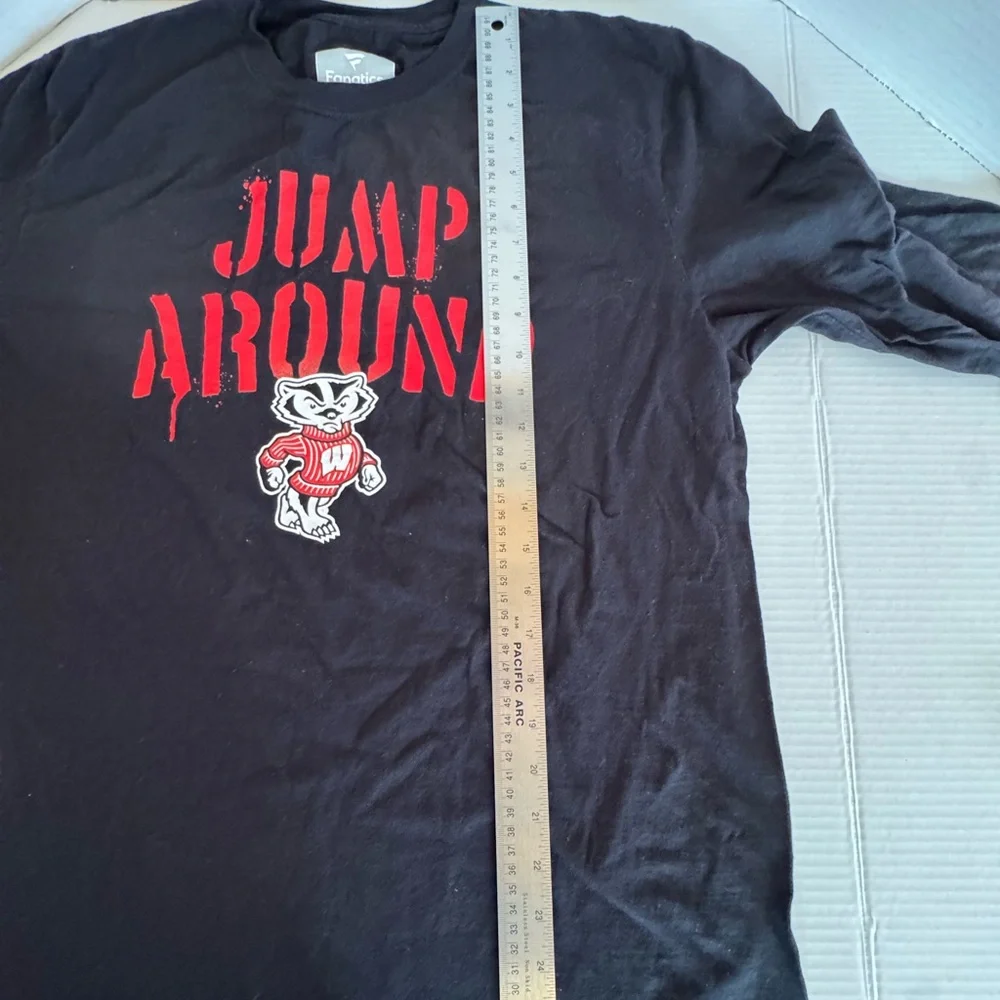 Wisconsin‎ Badger “Jump Around” Bucky Fanatics Black Long Sleeve Tee Size Large